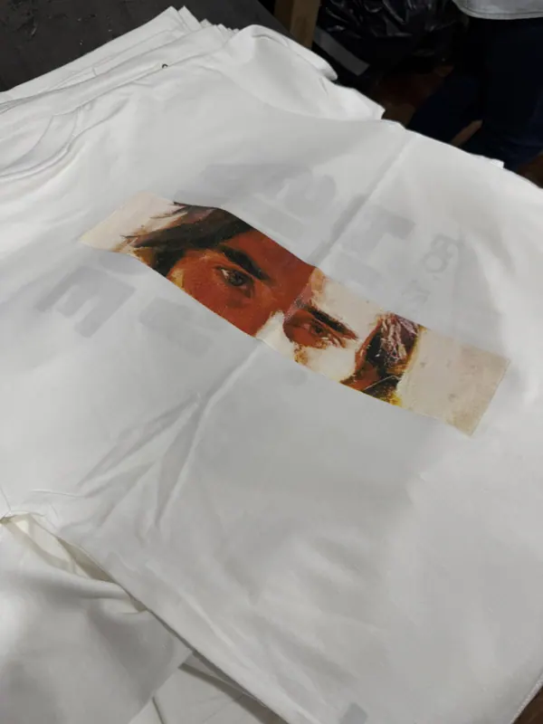 Remera blanca con estampa fotográfica en DTF en la espalda
