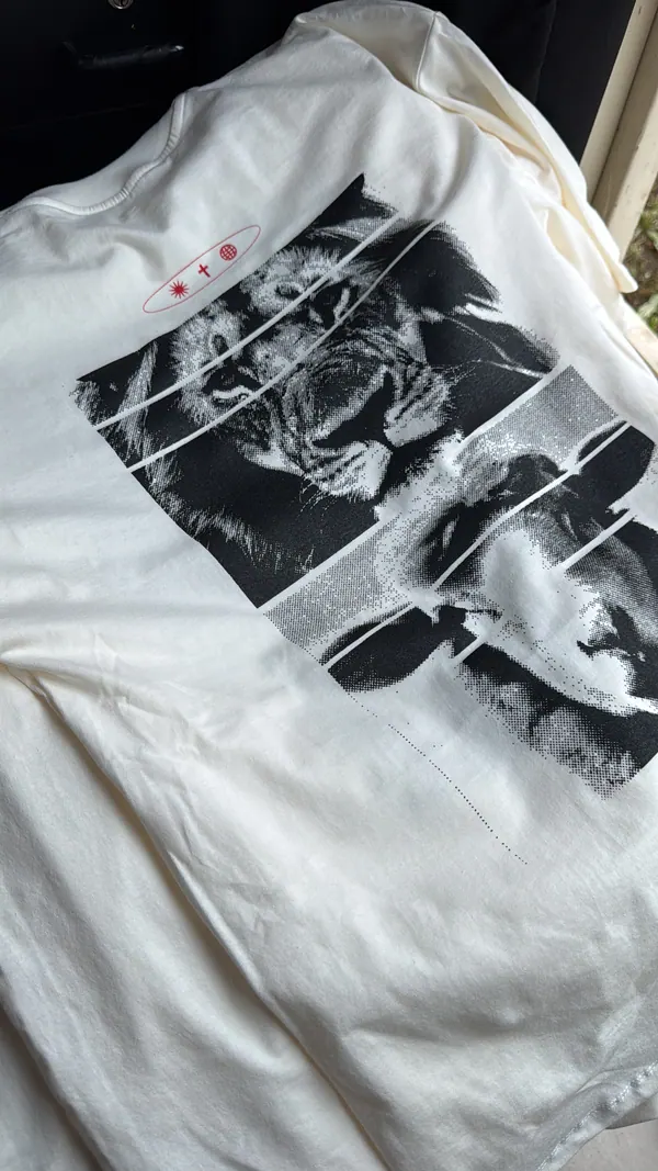 Remera blanca con estampa fotográfica en DTF