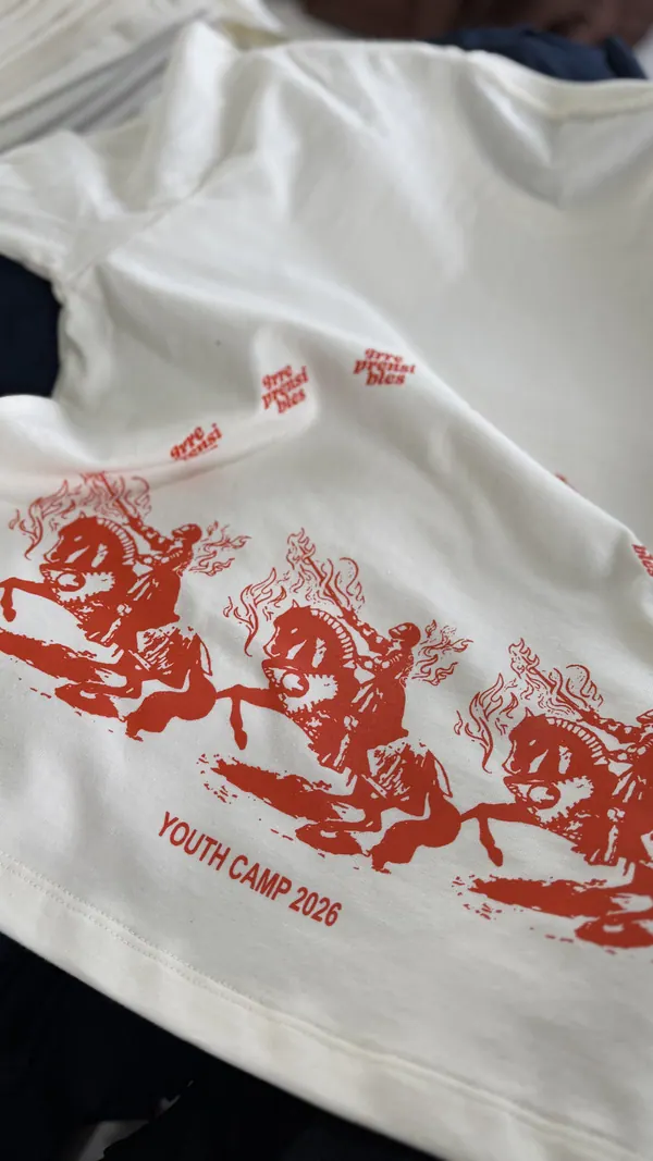 Remera blanca con estampa roja para campamento de jóvenes de iglesia