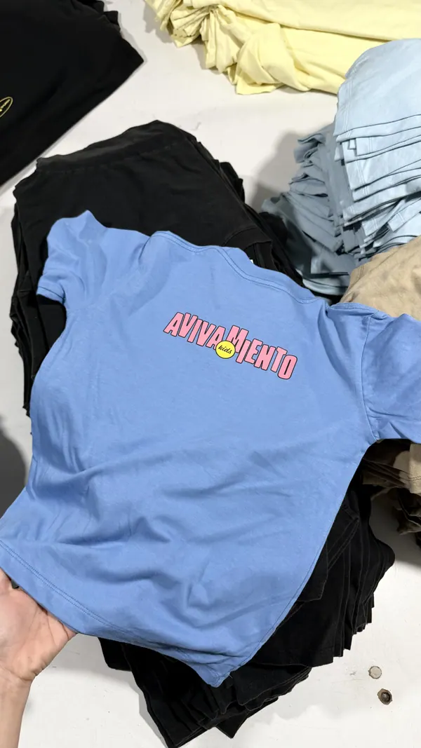 Remera celeste con estampa roja en el pecho, merch para iglesia