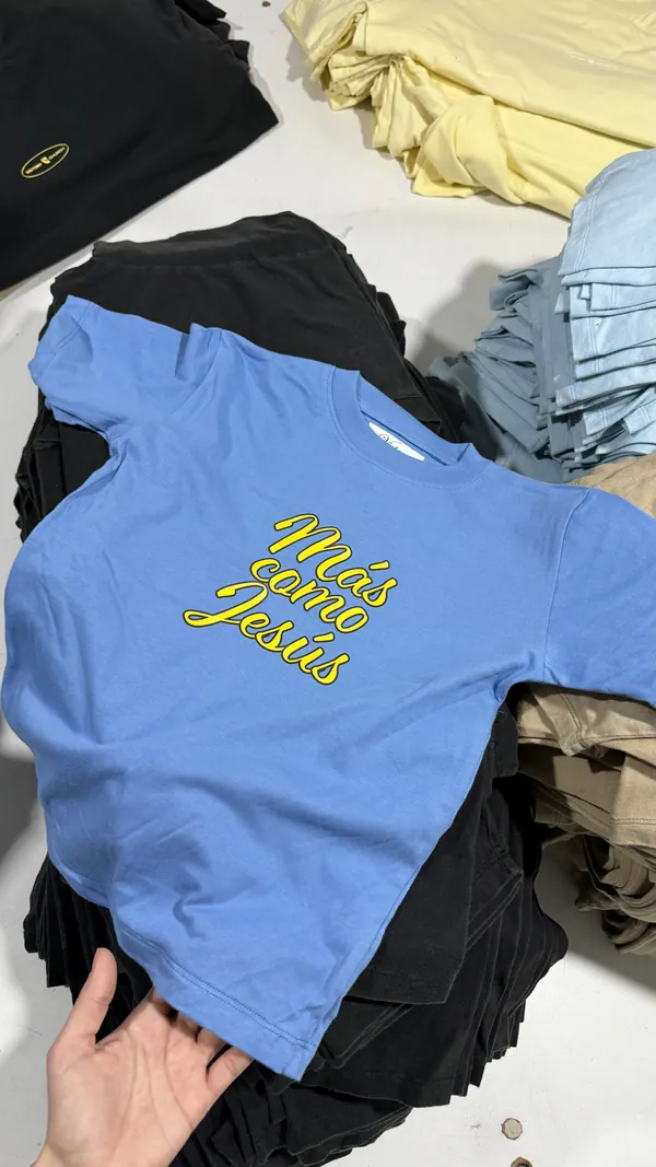 Remera celeste con estampa de una frase, merch para iglesia