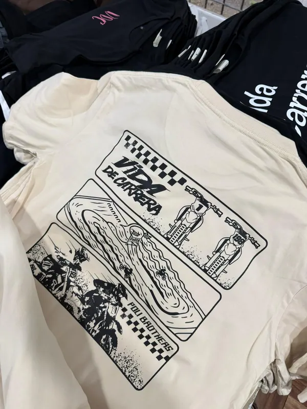 Remera crema oversize con estampa de ilustración en la espalda