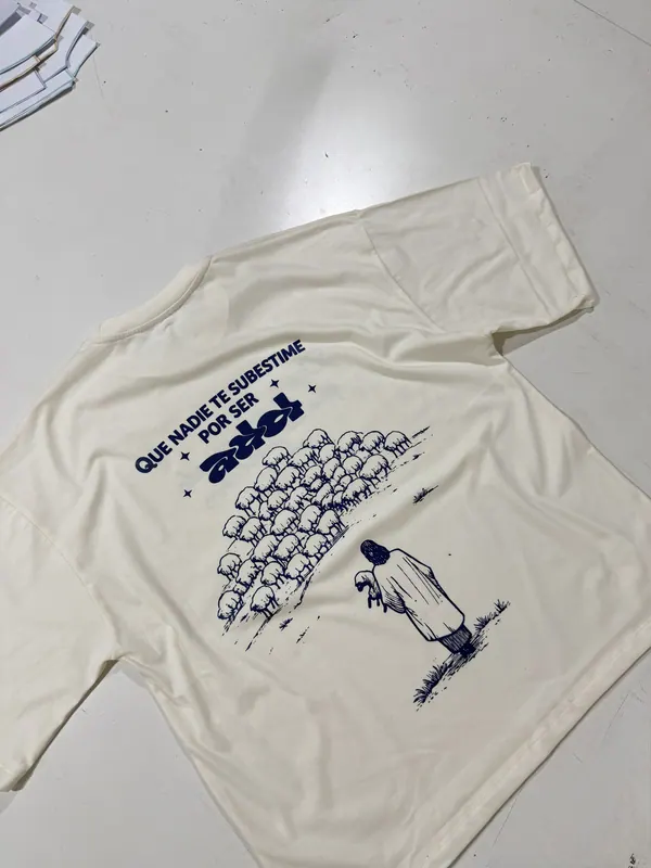 Remera crema con ilustración estampada en azul, merch para iglesia