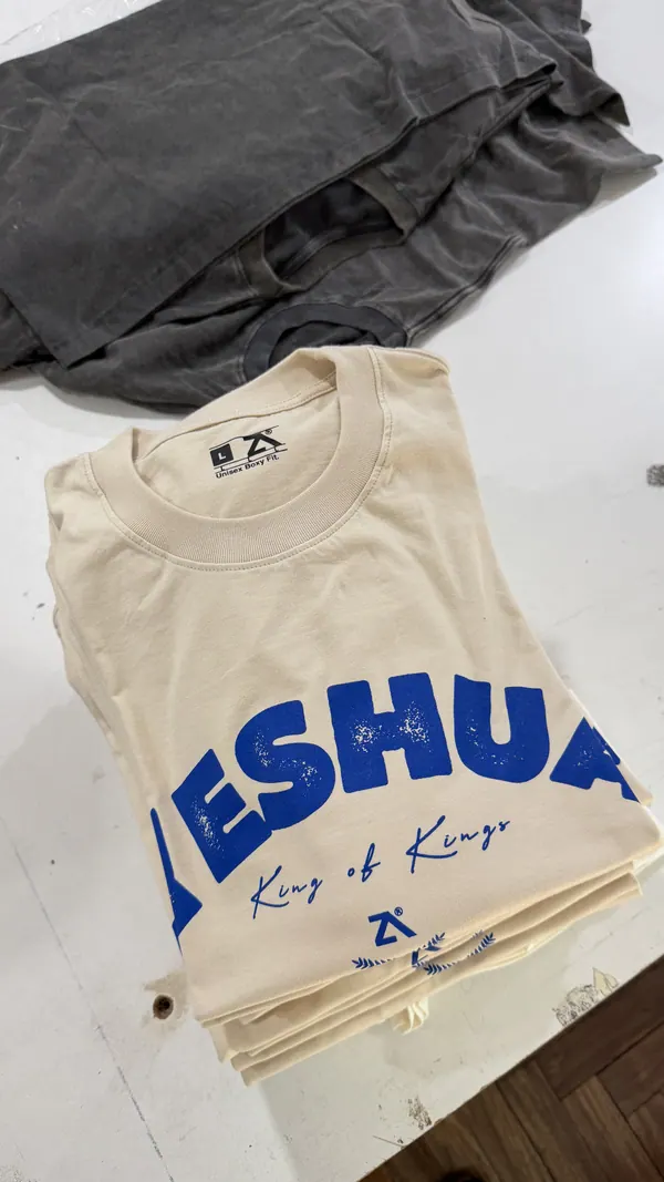 Remera crema con estampa azul en el frente, merch para iglesia