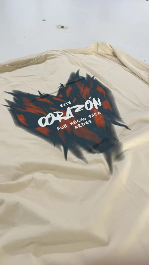 Remera crema con estampa de un corazón en el frente