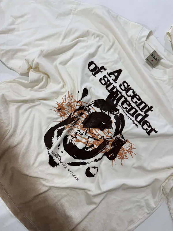 Remera crema con estampa marrón de ilustración