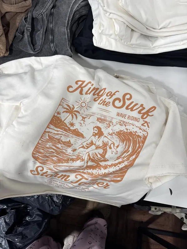 Remera crema con estampa naranja en la espalda