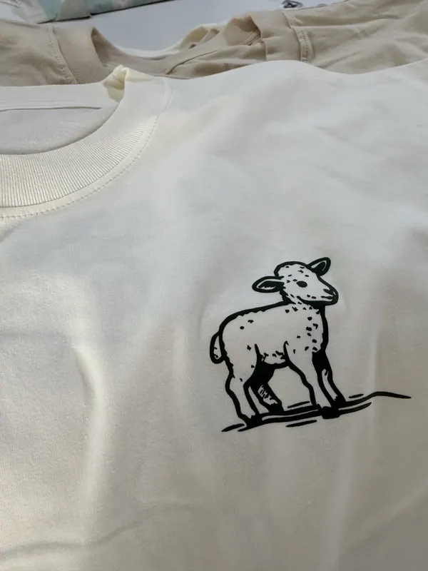 Remera crema con estampa chica de una oveja en el pecho