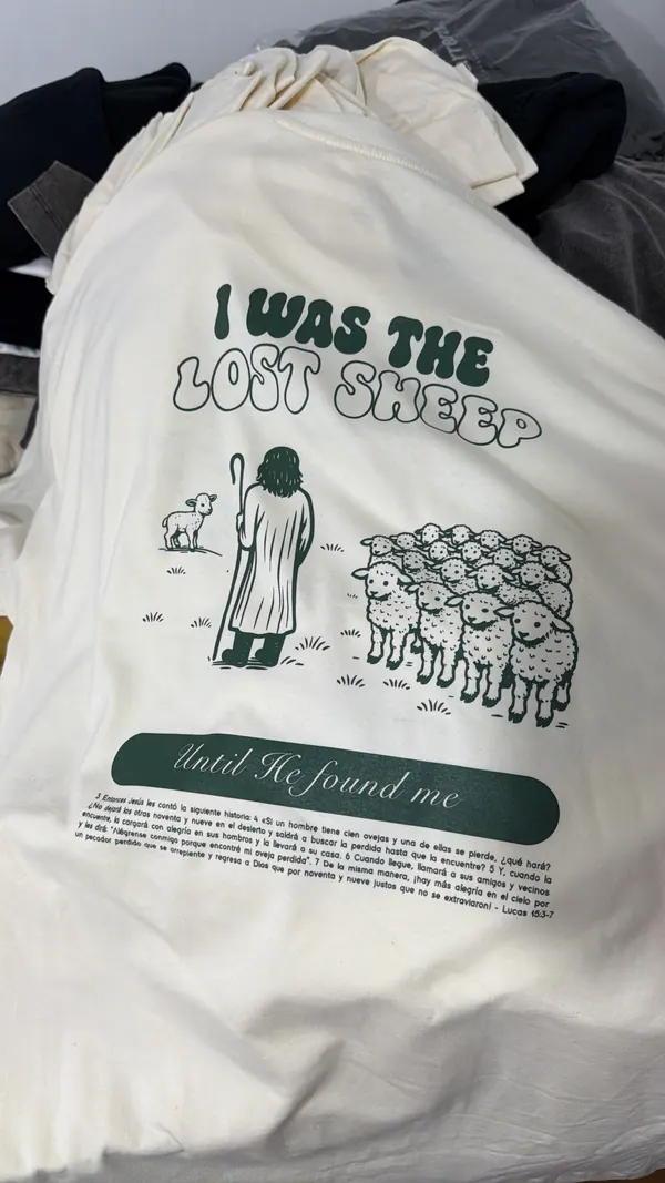Remera crema con estampa grande en la espalda, merch para iglesia
