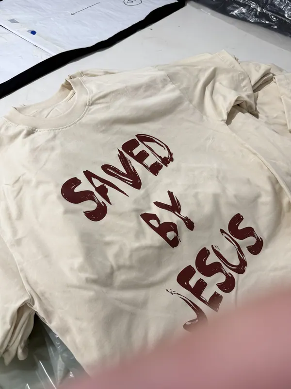 Remera crema con estampa roja de texto, merch para iglesia