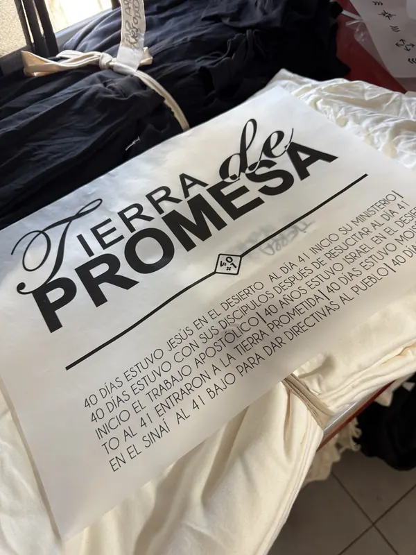 Remera crema con estampa de texto en la espalda, merch para iglesia