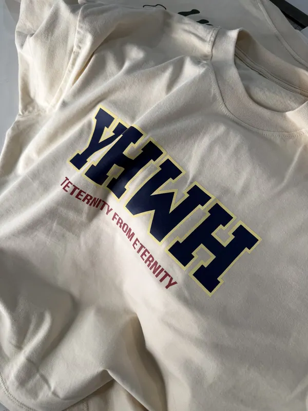 Remera crema con estampa de texto en el frente, merch para iglesia