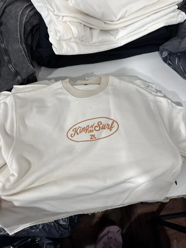 Remera crema con logo naranja estampado en el pecho