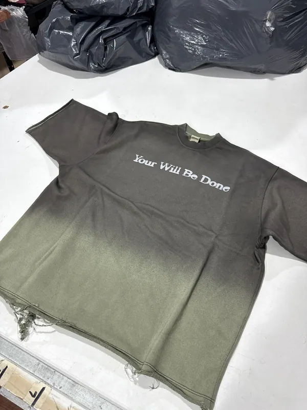 Remera con teñido degradé y estampa de una frase, merch para iglesia