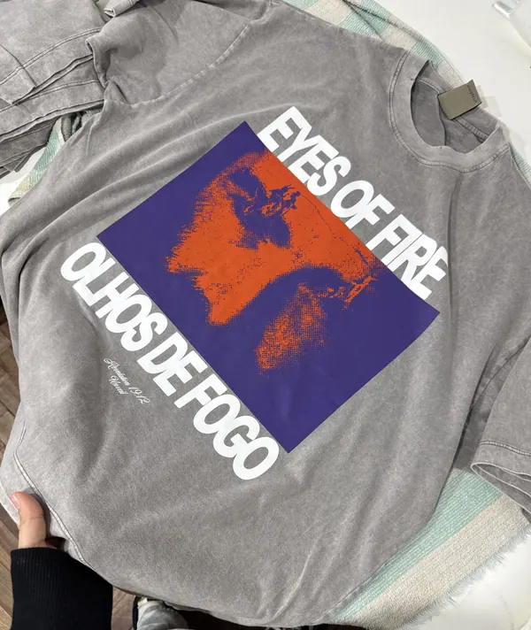 Remera gris con estampa a color en la espalda, merch para iglesia