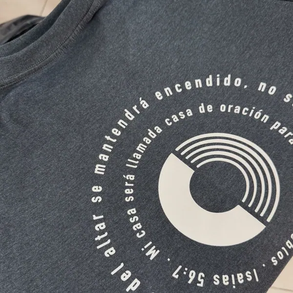 Remera gris lavada con estampa circular de un versículo, merch para iglesia
