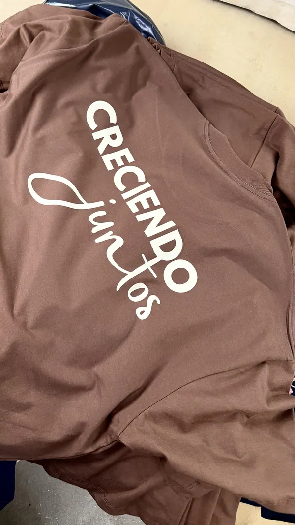 Remera marrón con estampa blanca de una frase