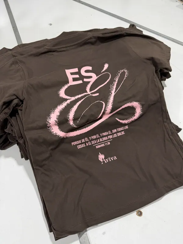 Remera marrón con estampa rosa en la espalda, merch para iglesia