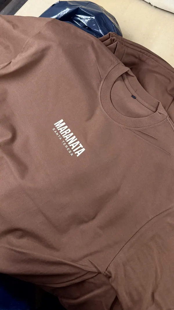 Remera marrón con logo blanco chico en el pecho