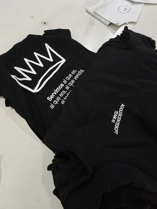 Remera negra con estampa blanca de una corona, merch para iglesia