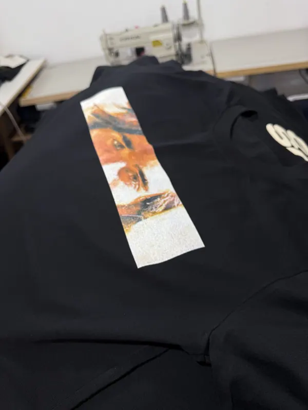 Remera negra con estampa fotográfica vertical en la espalda