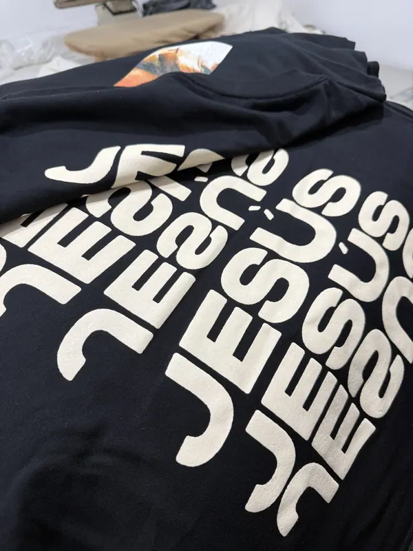 Remera negra con estampa tipográfica grande, merch para iglesia