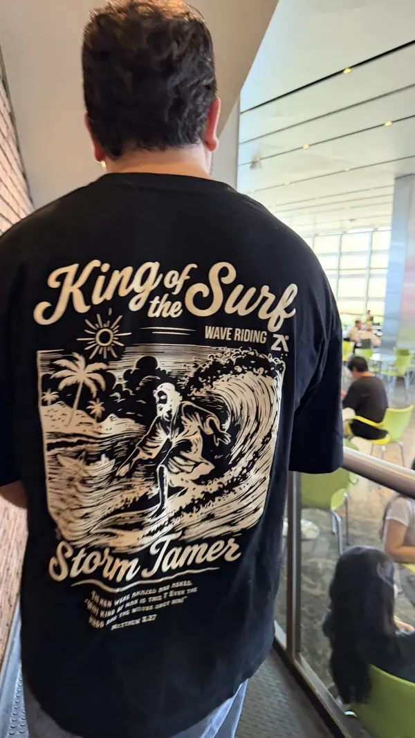 Remera negra oversize con estampa grande en la espalda, merch para iglesia