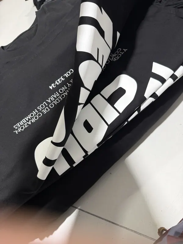 Remera negra con estampa tipográfica blanca grande