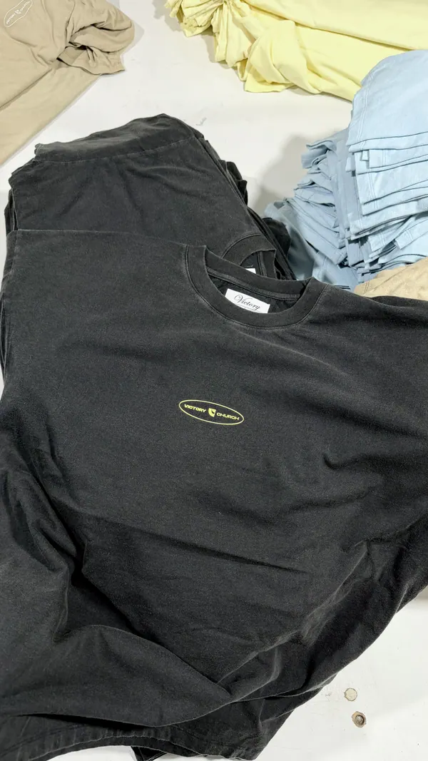 Remera negra con logo chico estampado en el pecho