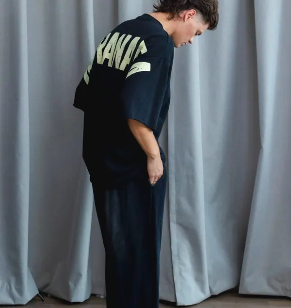 Remera negra oversize con estampa en la espalda, prenda para marca