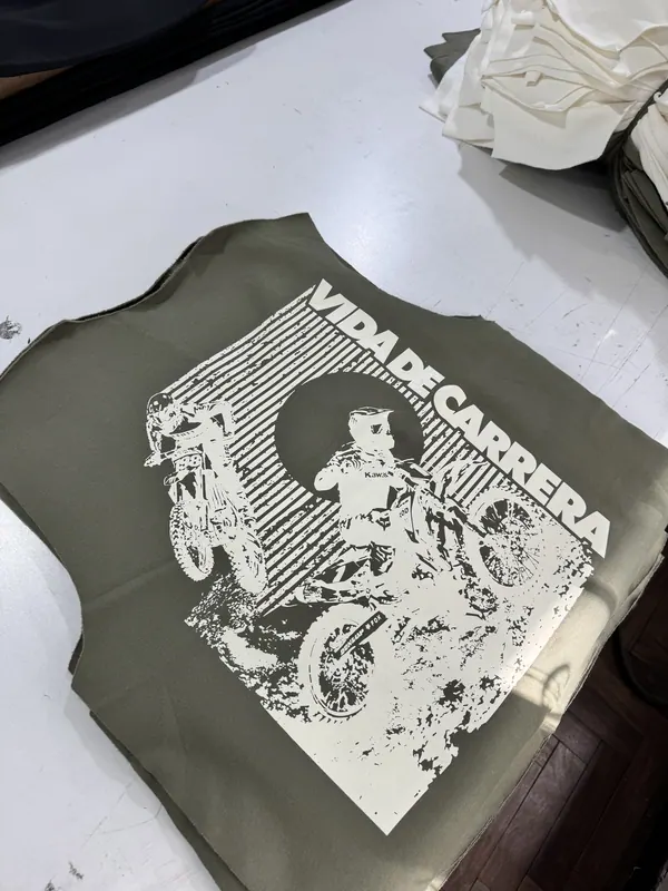 Remera verde oliva con estampa blanca de una moto