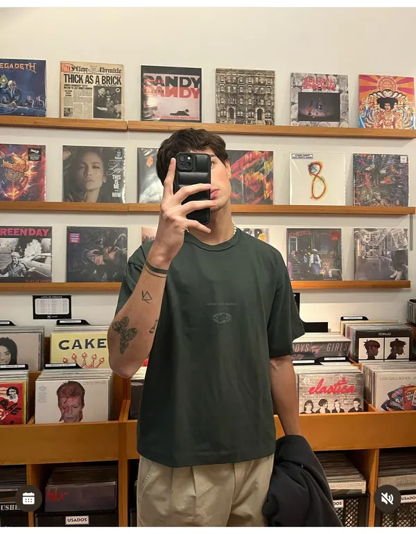 Remera verde oversize con bordado en el pecho, prenda para marca