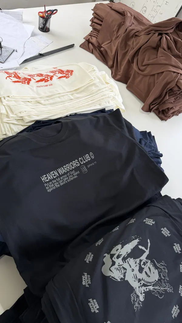 Remeras azul marino y crema estampadas de un mismo pedido