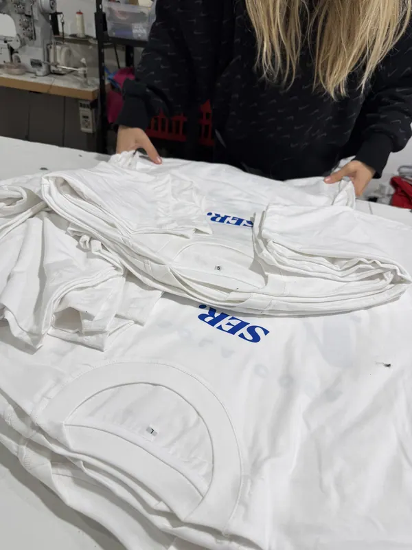 Control de calidad de remeras blancas estampadas