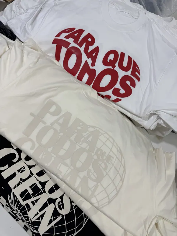 Remeras blancas con estampa roja de texto, merch para iglesia