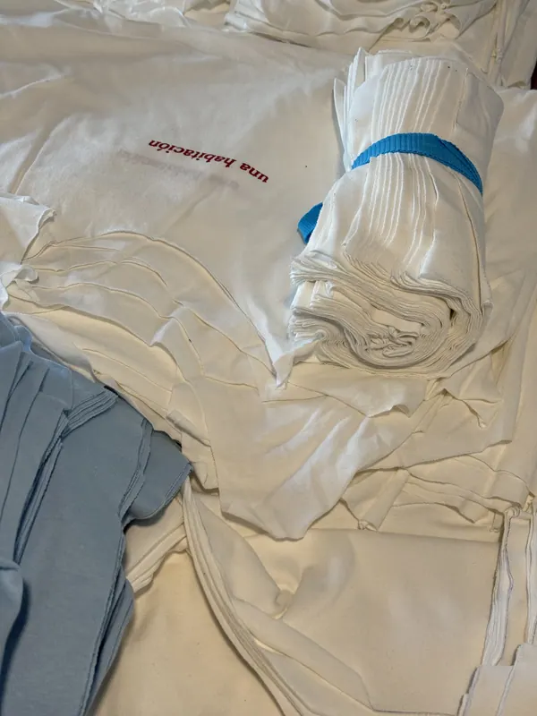 Remeras blancas estampadas y atadas en el taller