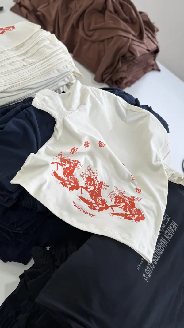 Remeras estampadas para campamento de jóvenes de una iglesia