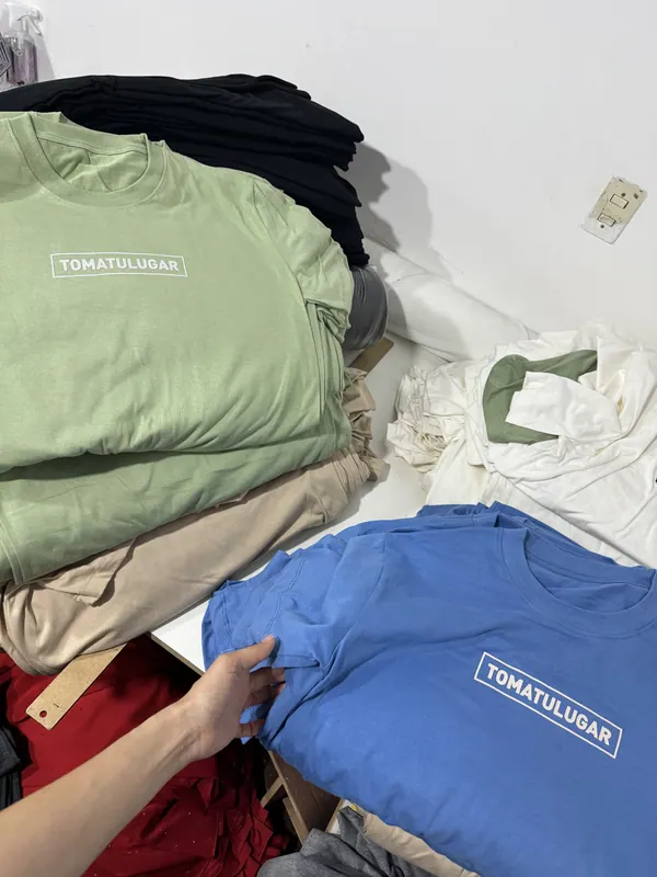 Remeras de colores con el logo de la marca estampado