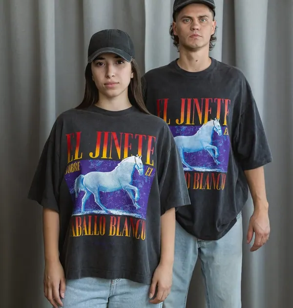 Remeras lavadas con estampa a color usadas por jóvenes de una iglesia