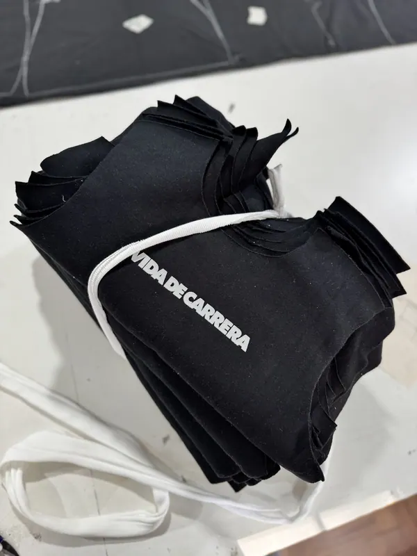 Remeras negras estampadas atadas por talle