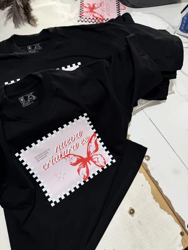 Remeras negras con estampa DTF roja y blanca en la espalda
