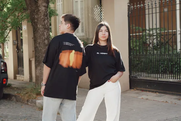 Remeras negras oversize con estampa en el frente y en la espalda
