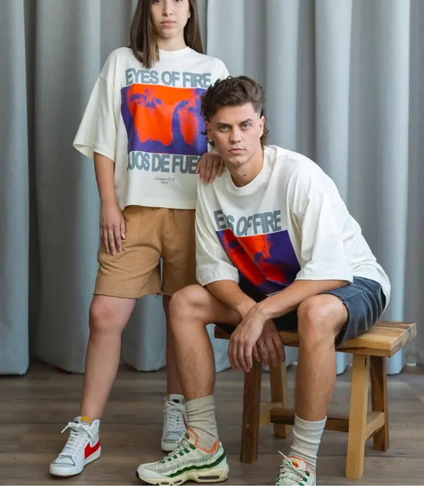 Remeras oversize blancas con estampa a color en el frente, merch para iglesia
