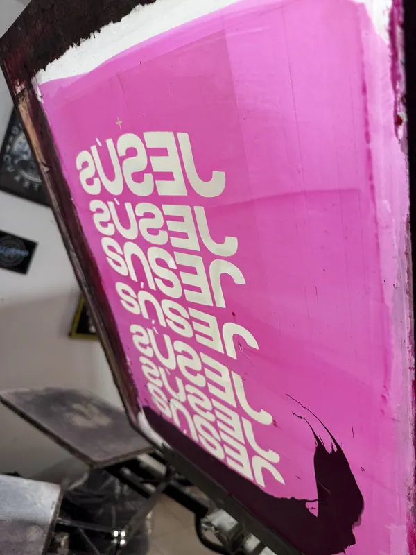 Shablón de serigrafía con un diseño tipográfico listo para estampar