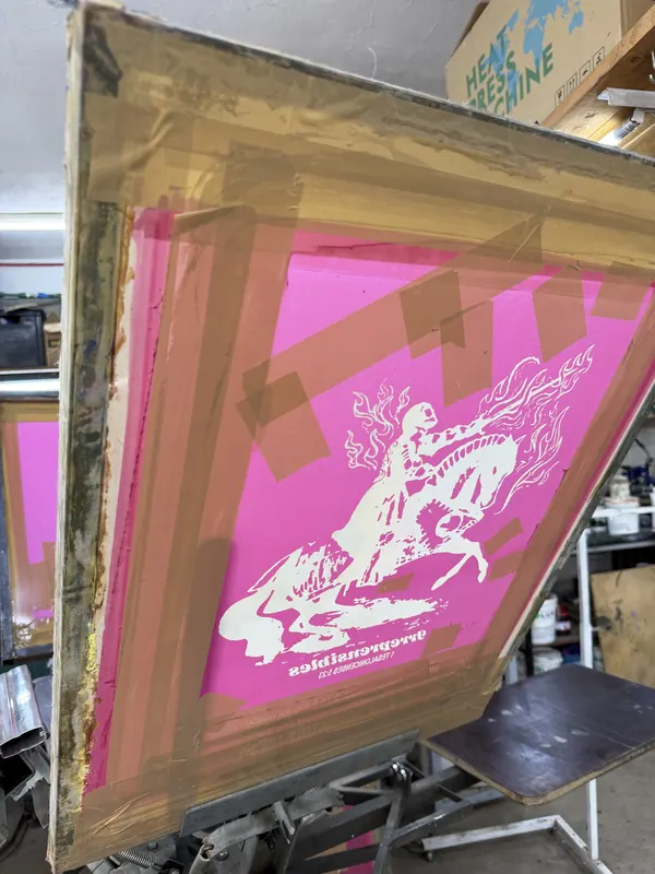 Shablón de serigrafía con el diseño listo para estampar