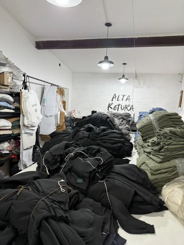Taller de Alta Rotura con buzos negros y verdes en producción