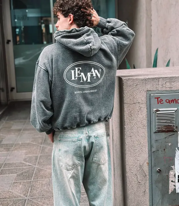 Buzo con capucha lavado gris con logo estampado en la espalda