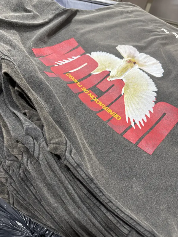 Remeras lavadas con estampa Unción y paloma, listas para entregar