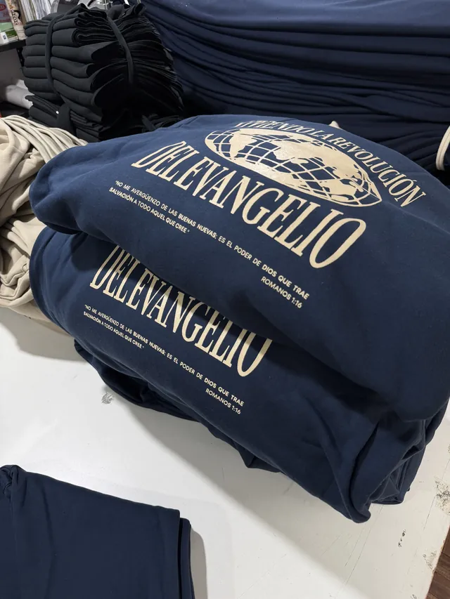 Buzos azul marino con estampa grande en la espalda, merch para un evento