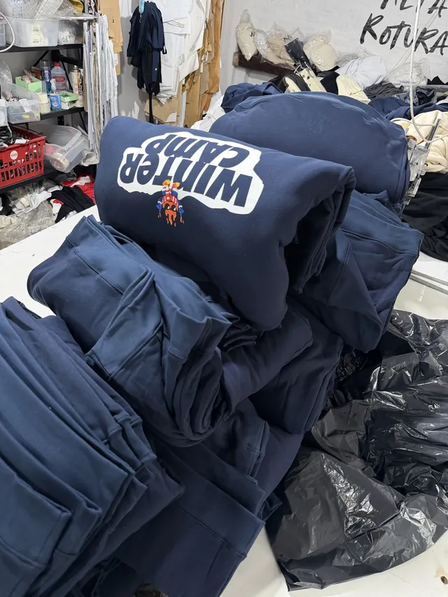 Buzos y joggers azules con estampa para un campamento de invierno
